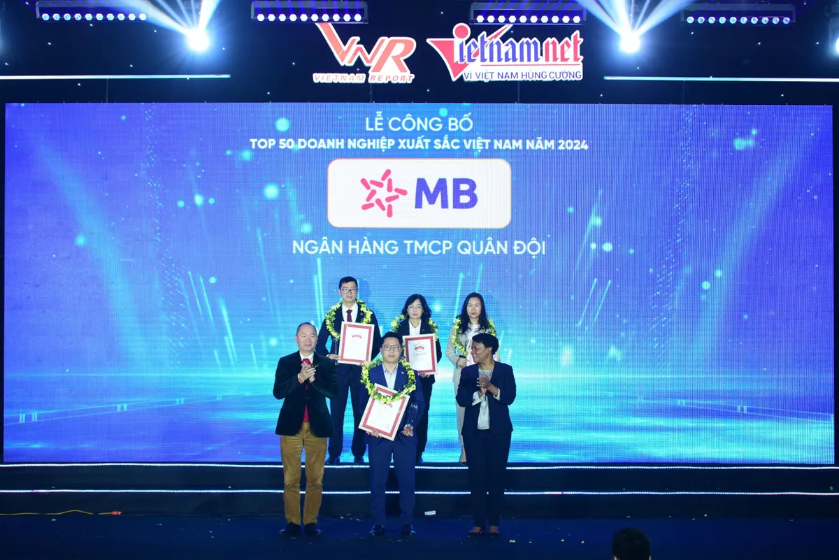 MB lọt Top 13 doanh nghiệp xuất sắc 2024, nỗ lực góp phần xây dựng nền kinh tế vững mạnh - Ảnh 2.