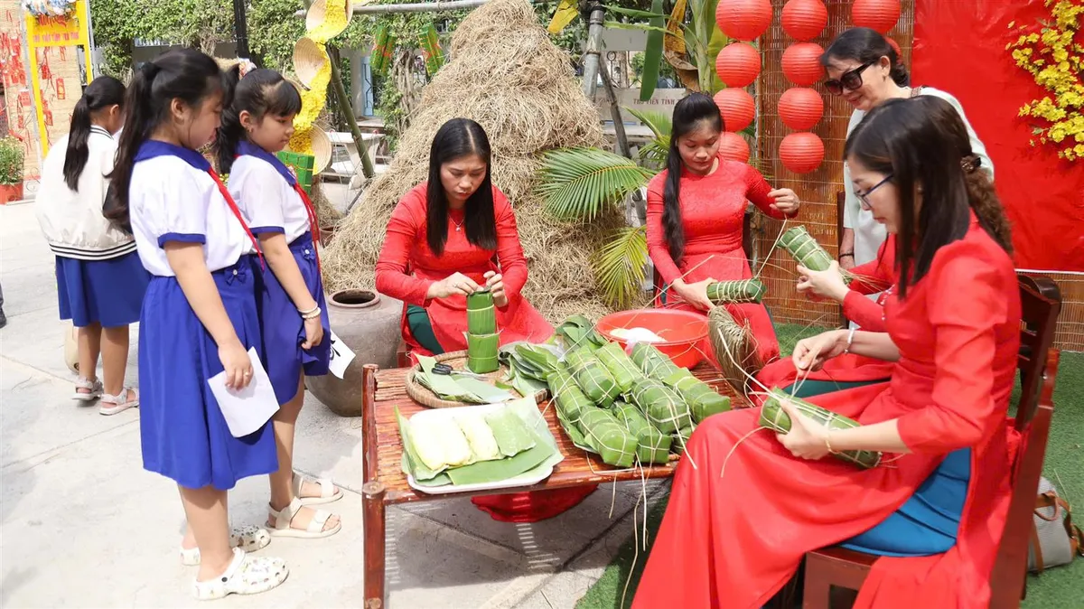 Trà Vinh khai mạc triển lãm sách báo, tranh thiếu nhi mừng xuân Ất Tỵ - Ảnh 2.