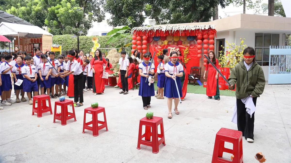 Trà Vinh khai mạc triển lãm sách báo, tranh thiếu nhi mừng xuân Ất Tỵ - Ảnh 3.