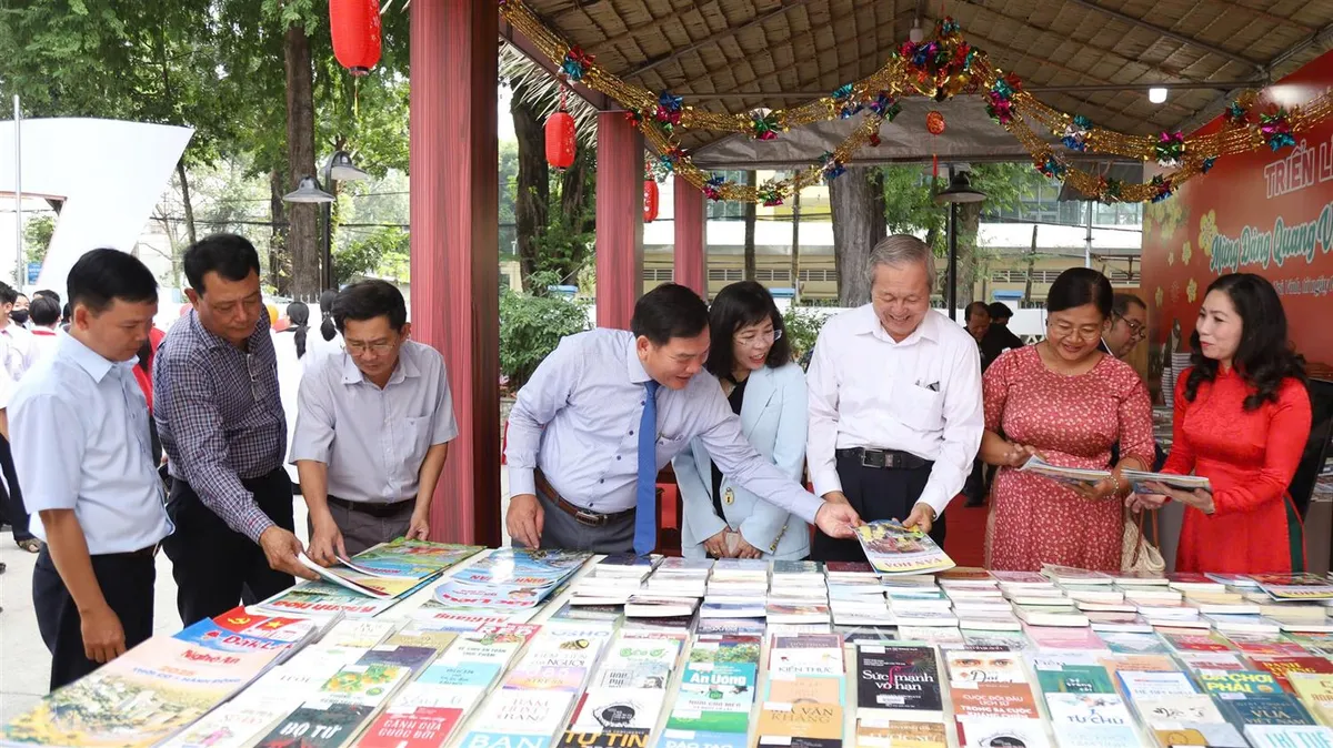 Trà Vinh khai mạc triển lãm sách báo, tranh thiếu nhi mừng xuân Ất Tỵ - Ảnh 4.