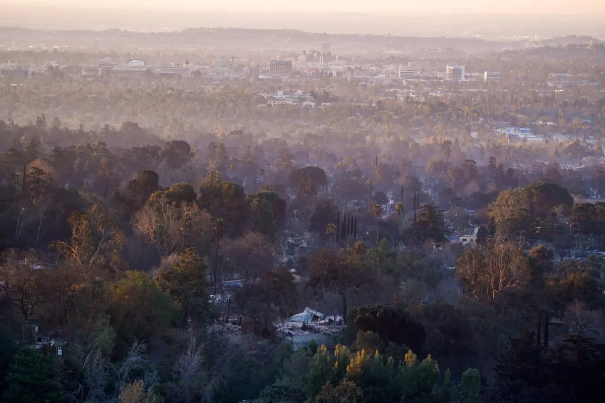 Gió thổi mạnh làm tăng nguy cơ thổi bùng bão lửa ở Los Angeles, Mỹ - Ảnh 3.