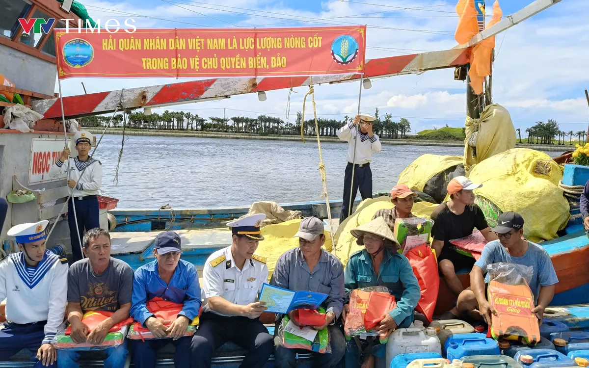 Quân chủng Hải quân thực hiện tốt công tác chống khai thác hải sản bất hợp pháp năm 2025 - Ảnh 4.