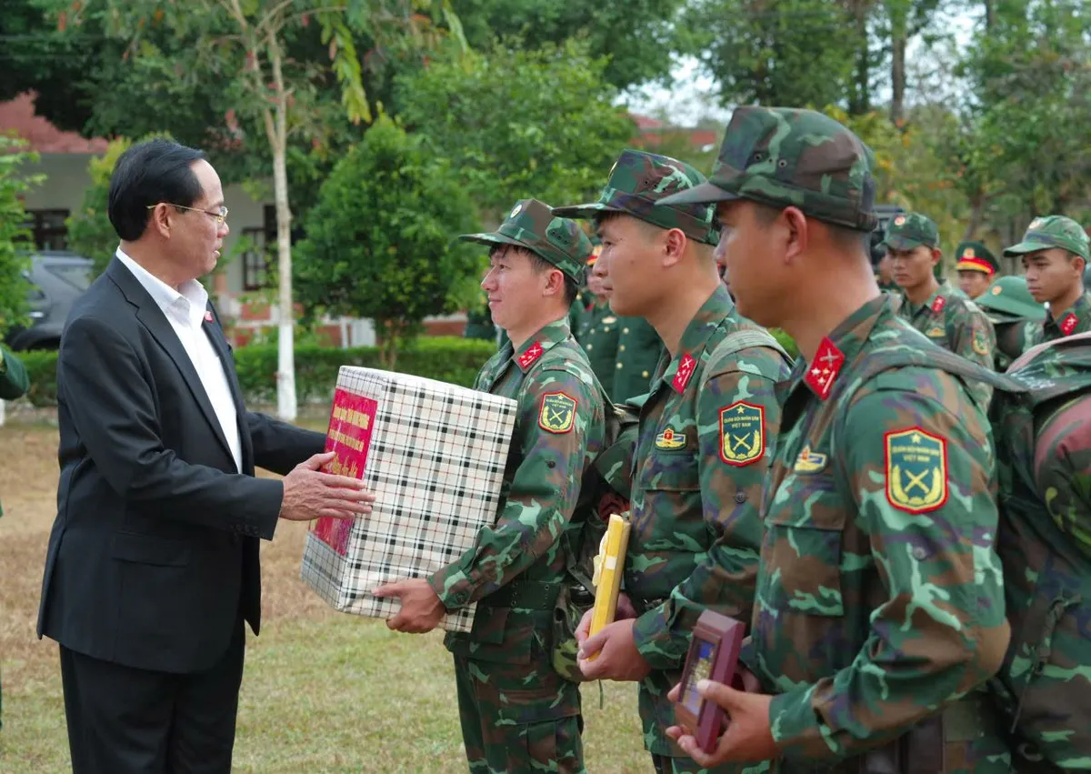 Phó Chủ tịch Quốc hội Trần Quang Phương thăm, tặng quà Tết tại Kon Tum - Ảnh 3.