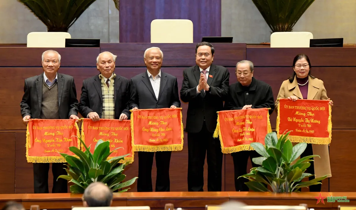 Chủ tịch Quốc hội Trần Thanh Mẫn gặp mặt các đồng chí nguyên lãnh đạo Quốc hội - Ảnh 2.