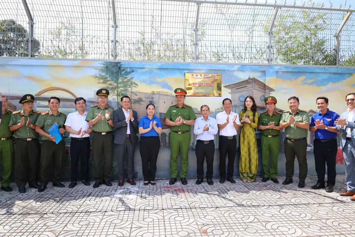 TP Hồ Chí Minh khánh thành công trình bích họa Việt Nam tươi đẹp thứ 17 - Ảnh 1.