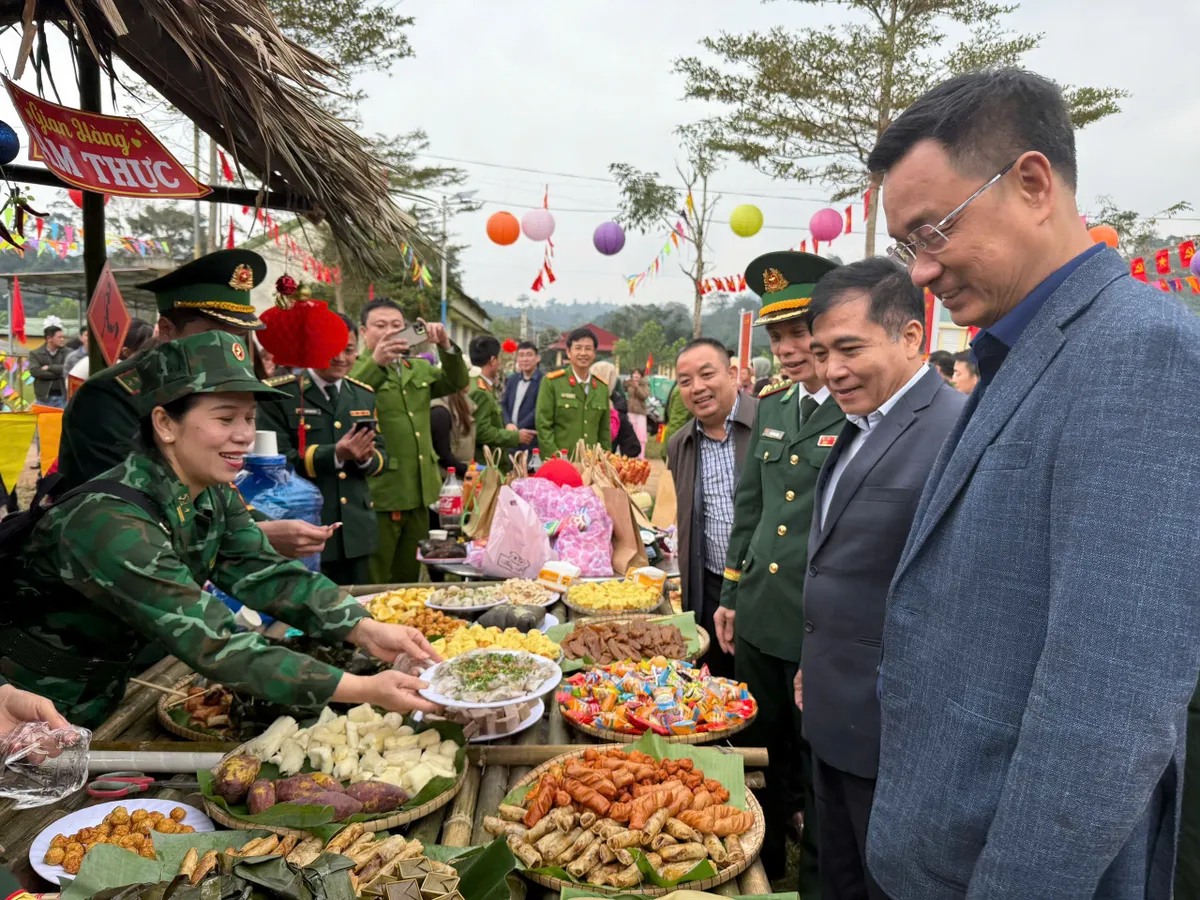 Xuân biên phòng, ấm lòng dân bản cùng đồng bào biên giới Quảng Bình - Ảnh 9.