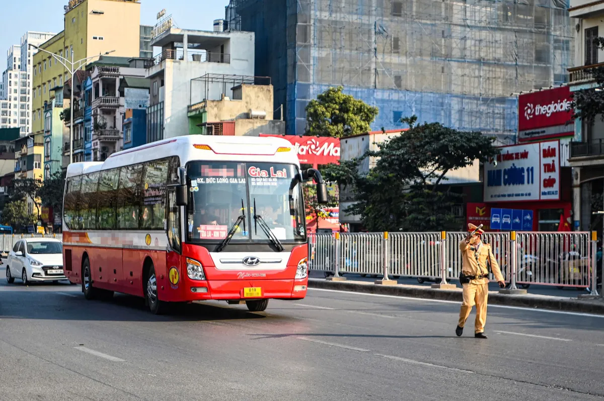 Hàng trăm xe khách vi phạm bị xử lý dịp cận Tết - Ảnh 1.