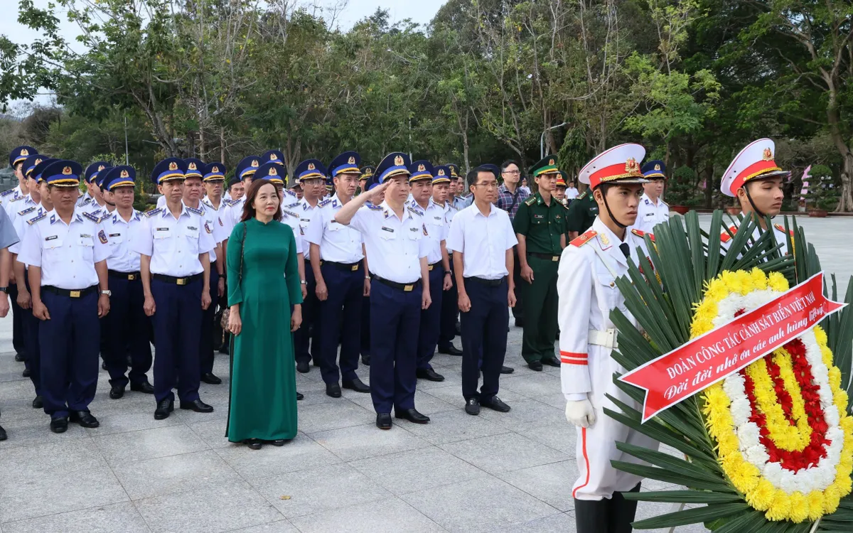 Bộ Tư lệnh Cảnh sát biển thăm, chúc Tết quân - dân huyện Côn Đảo - Ảnh 1.