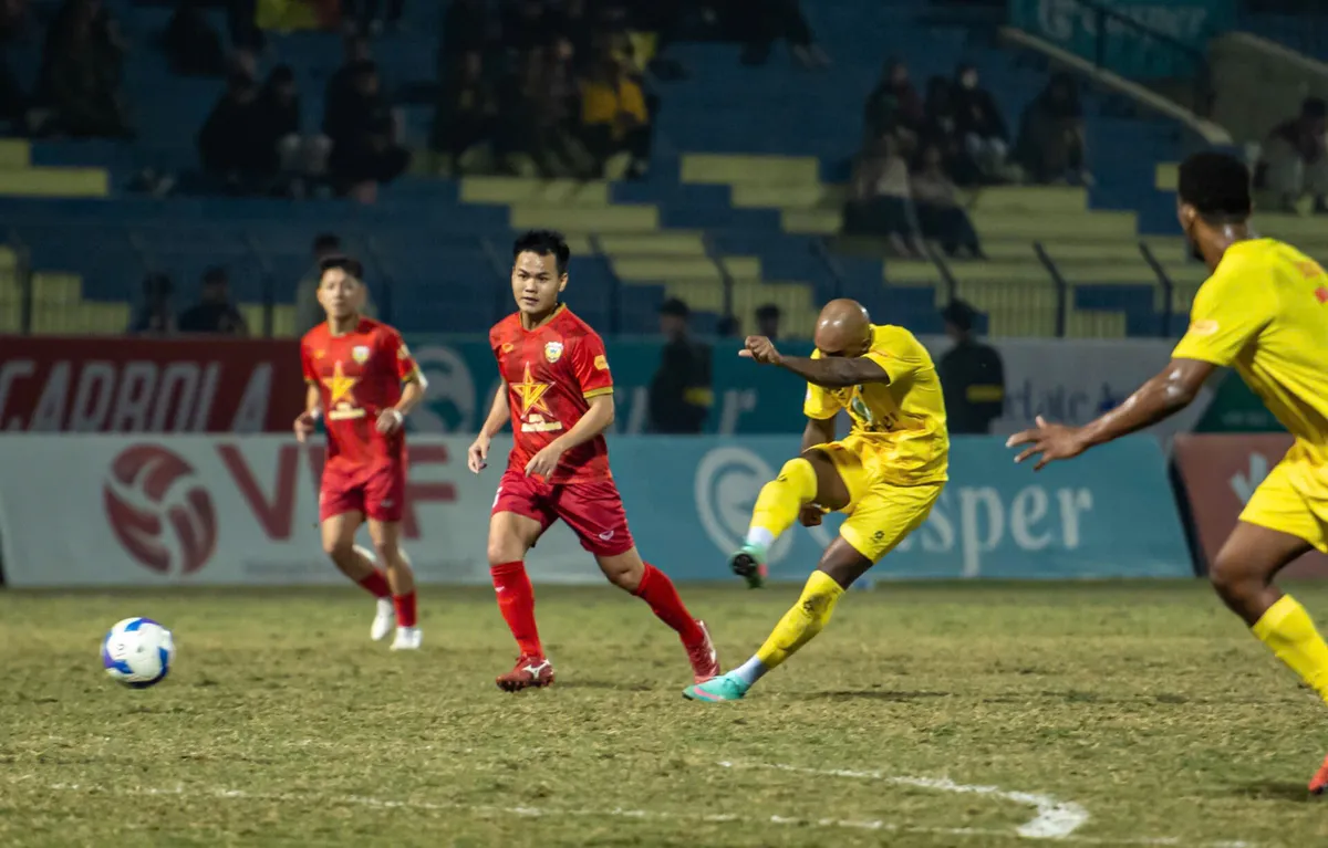 Cầm hòa Thanh Hóa, Hồng Lĩnh Hà Tĩnh tiếp tục bất bại tại V.League  - Ảnh 2.