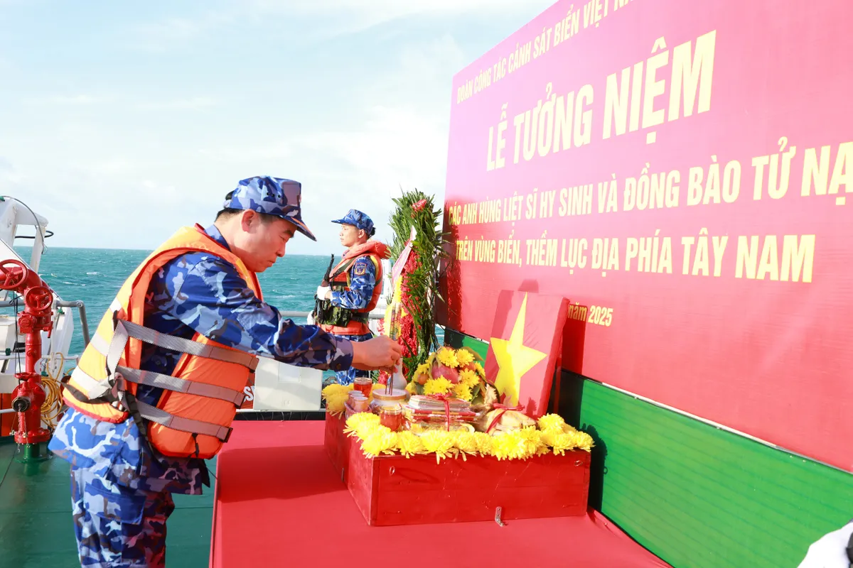 Kiểm tra, chúc Tết lực lượng chống khai thác IUU trên vùng biển Tây Nam - Ảnh 1.