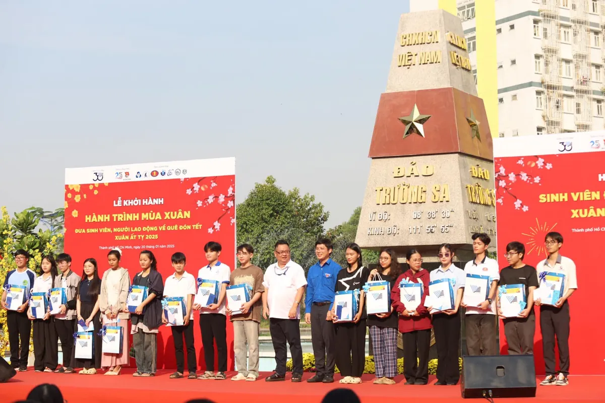 Đại học Quốc gia TP Hồ Chí Minh tổ chức Hành trình mùa xuân đưa sinh viên về quê ăn Tết - Ảnh 2.