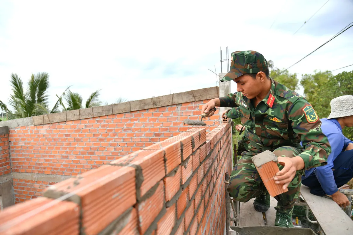 Xuân biên giới: Nồng ấm nghĩa tình quân dân - Ảnh 3.