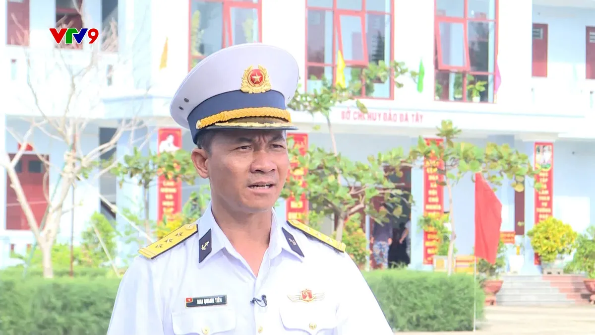 2101 PNHN-.MAI QUANG TIEN- Đưa tết nhà ra quần đảo Trường Sa .jpg