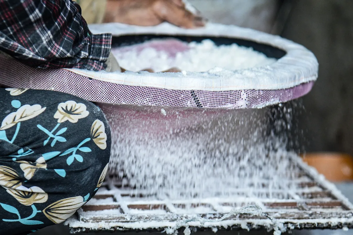 Làng nghề bánh khô mè trăm tuổi hối hả vào vụ Tết - Ảnh 2.