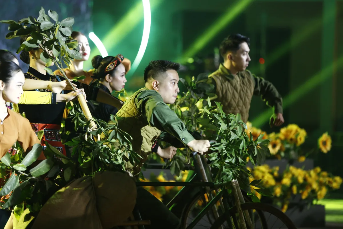 Hành trình vinh quang: Bức tranh lịch sử vĩ đại và vẻ vang của Đảng Cộng sản Việt Nam - Ảnh 4.