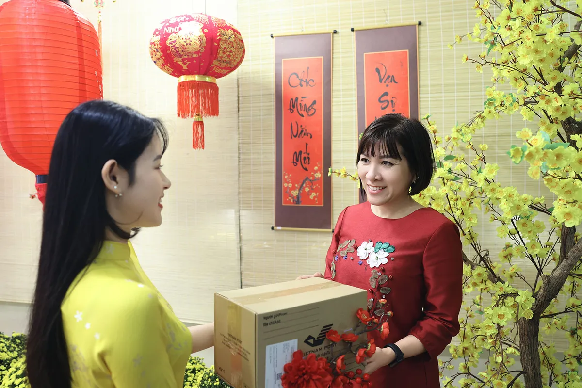 Gần 1 triệu bưu gửi qua bưu điện mỗi ngày trước Tết Nguyên đán - Ảnh 1.