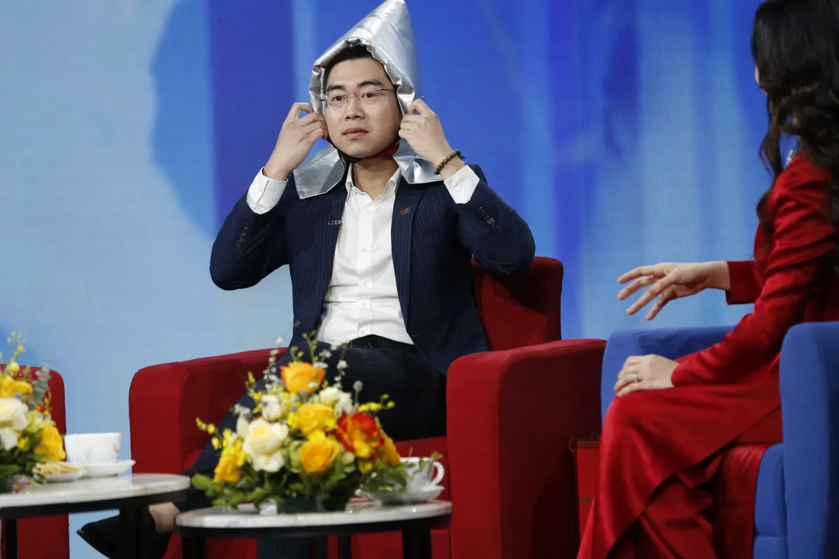 VTV - Dấu ch&acirc;n địa cầu: Khi c&aacute;c ph&oacute;ng vi&ecirc;n thường tr&uacute; của VTV bắt trend b&oacute;c t&uacute;i m&ugrave; - Ảnh 5.