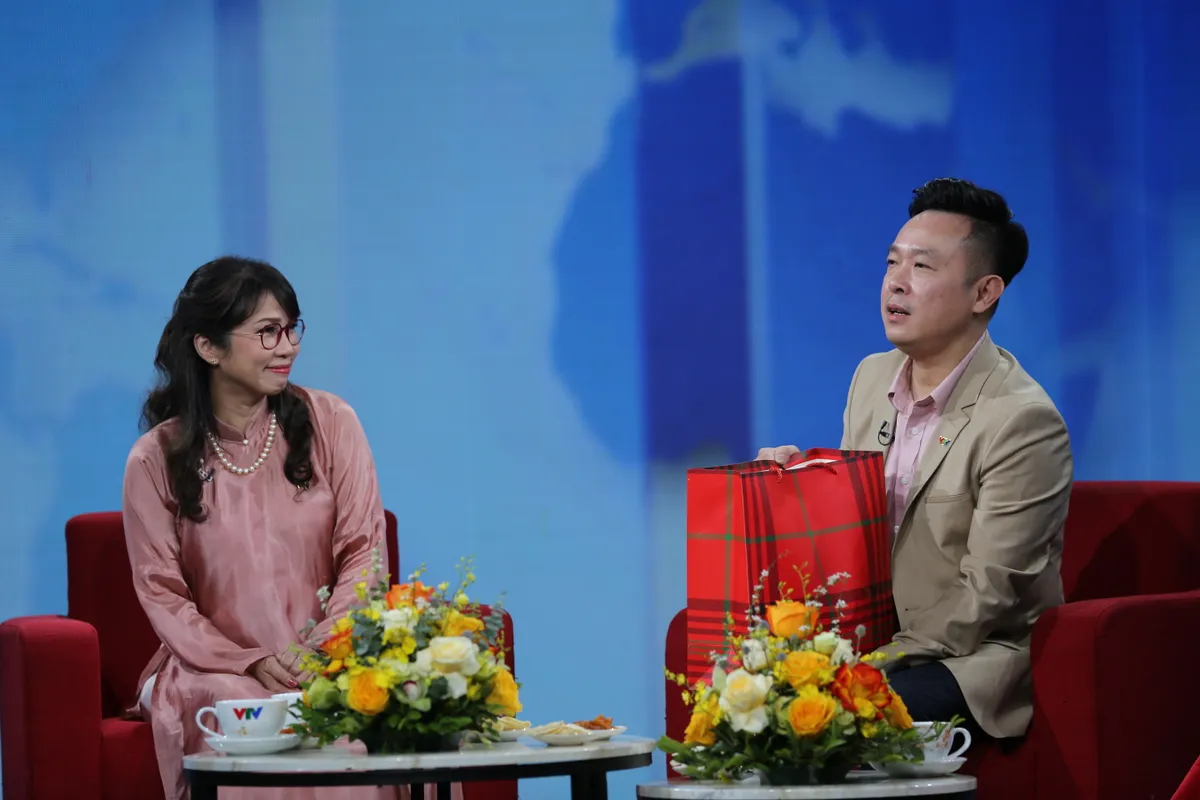 VTV - Dấu ch&acirc;n địa cầu: Khi c&aacute;c ph&oacute;ng vi&ecirc;n thường tr&uacute; của VTV bắt trend b&oacute;c t&uacute;i m&ugrave; - Ảnh 2.