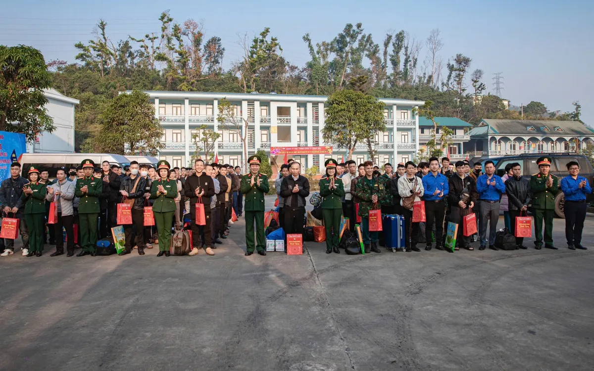 Hơn 50 chuyến xe đưa những c&ocirc;ng nh&acirc;n mỏ về qu&ecirc; đ&oacute;n Tết - Ảnh 2.