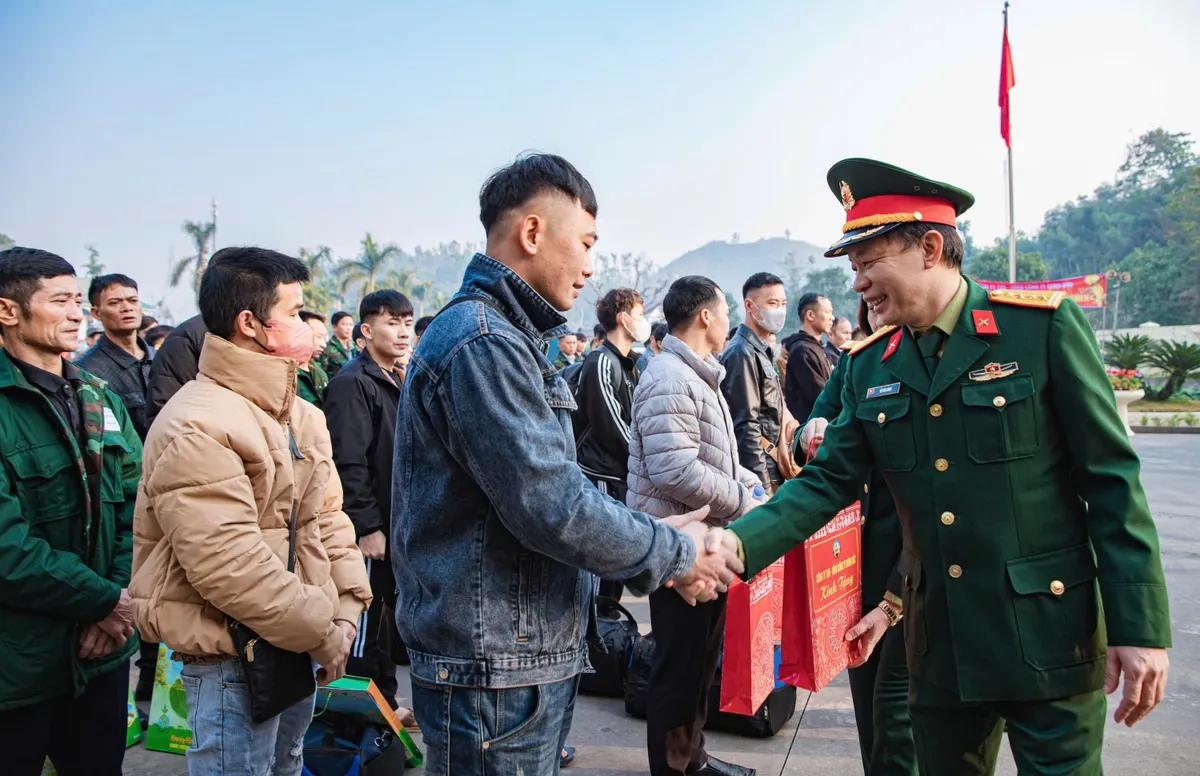 Hơn 50 chuyến xe đưa những c&ocirc;ng nh&acirc;n mỏ về qu&ecirc; đ&oacute;n Tết - Ảnh 1.