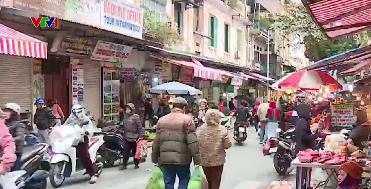 Sắc xuân chợ Tết Hà Nội những ngày cuối năm - Ảnh 1.