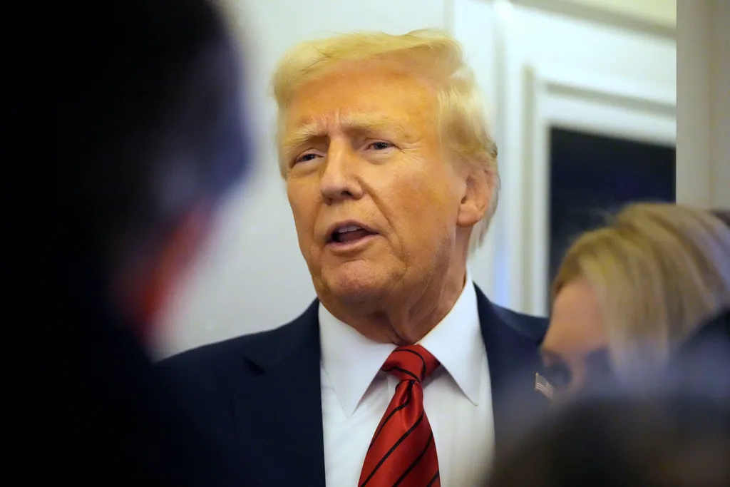 Ông Trump muốn có thêm các thỏa thuận tương tự với Intel - Ảnh 1.