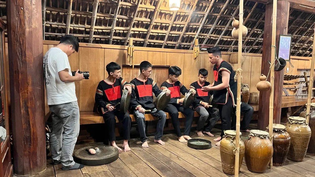 Đ&oacute;n xem phim t&agrave;i liệu Vươn m&igrave;nh c&ugrave;ng đất nước trong dịp đầu Xu&acirc;n - Ảnh 2.