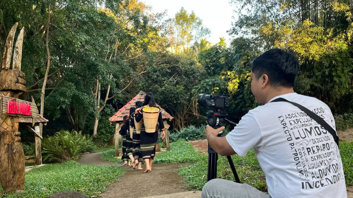 Đ&oacute;n xem phim t&agrave;i liệu Vươn m&igrave;nh c&ugrave;ng đất nước trong dịp đầu Xu&acirc;n - Ảnh 4.