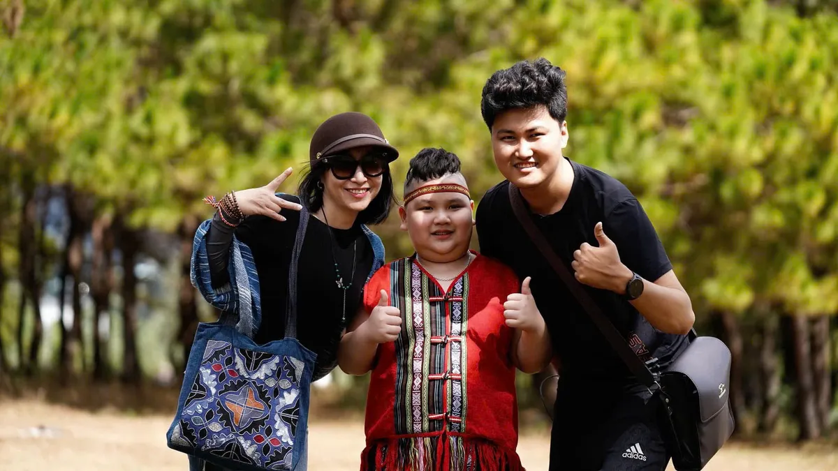 MC của Hoa vui ca bất ngờ trở th&agrave;nh diễn vi&ecirc;n trong Tết rộn r&agrave;ng khắp nơi - T&iacute;n vật năm mới - Ảnh 3.