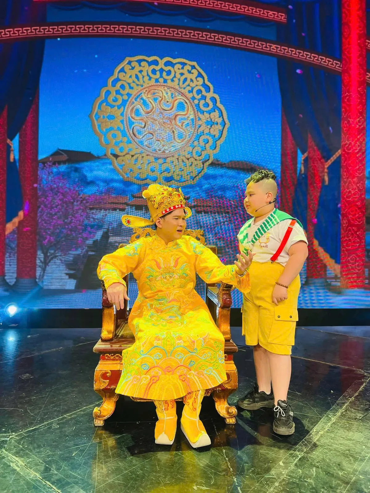 MC của Hoa vui ca bất ngờ trở th&agrave;nh diễn vi&ecirc;n trong Tết rộn r&agrave;ng khắp nơi - T&iacute;n vật năm mới - Ảnh 2.