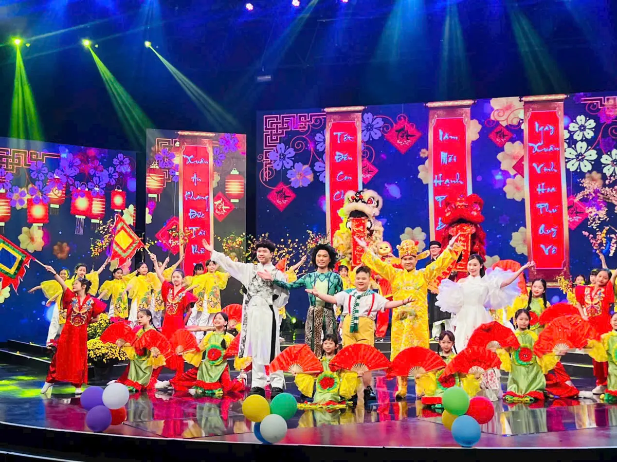 MC của Hoa vui ca bất ngờ trở th&agrave;nh diễn vi&ecirc;n trong Tết rộn r&agrave;ng khắp nơi - T&iacute;n vật năm mới - Ảnh 1.