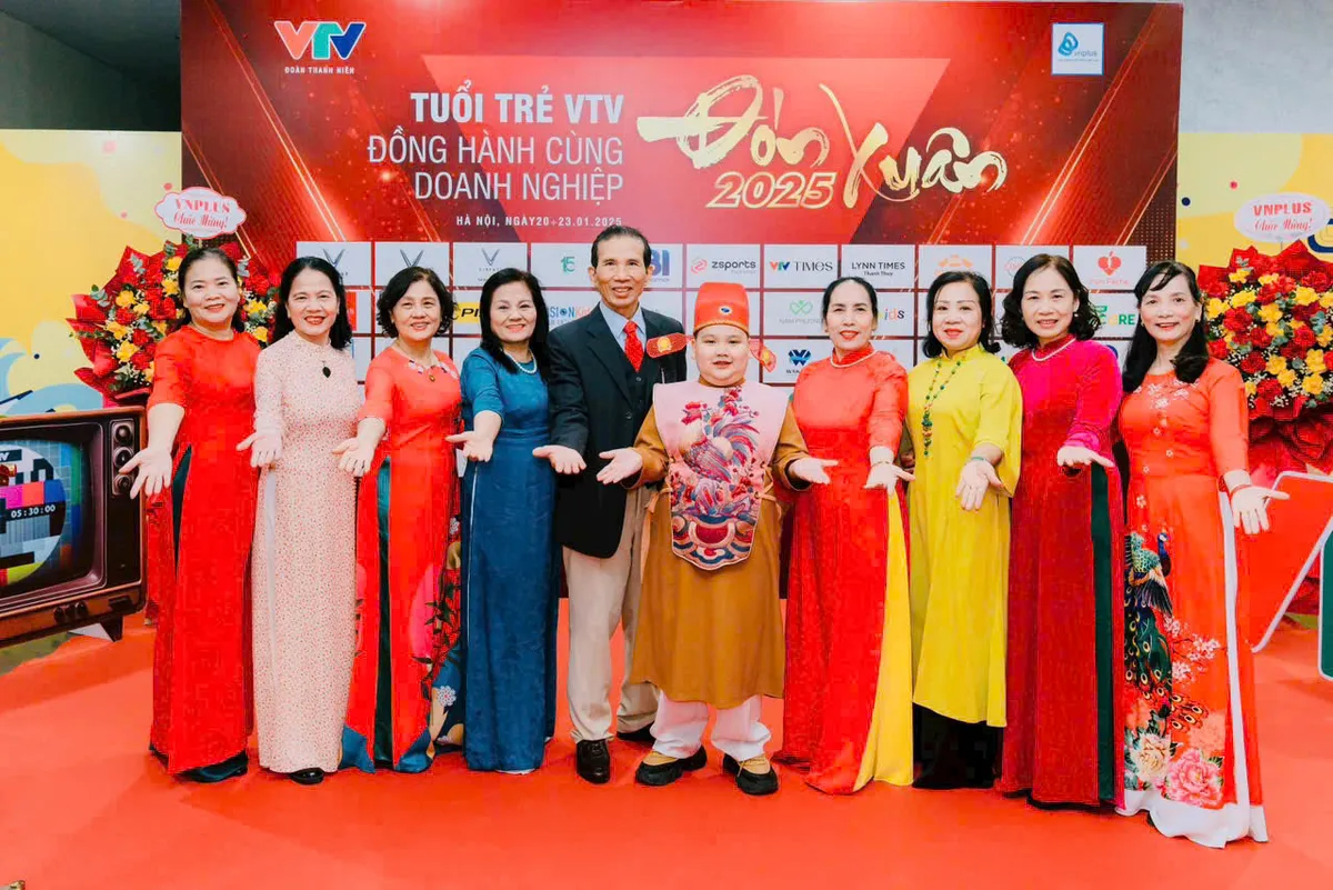 MC của Hoa vui ca bất ngờ trở th&agrave;nh diễn vi&ecirc;n trong Tết rộn r&agrave;ng khắp nơi - T&iacute;n vật năm mới - Ảnh 5.