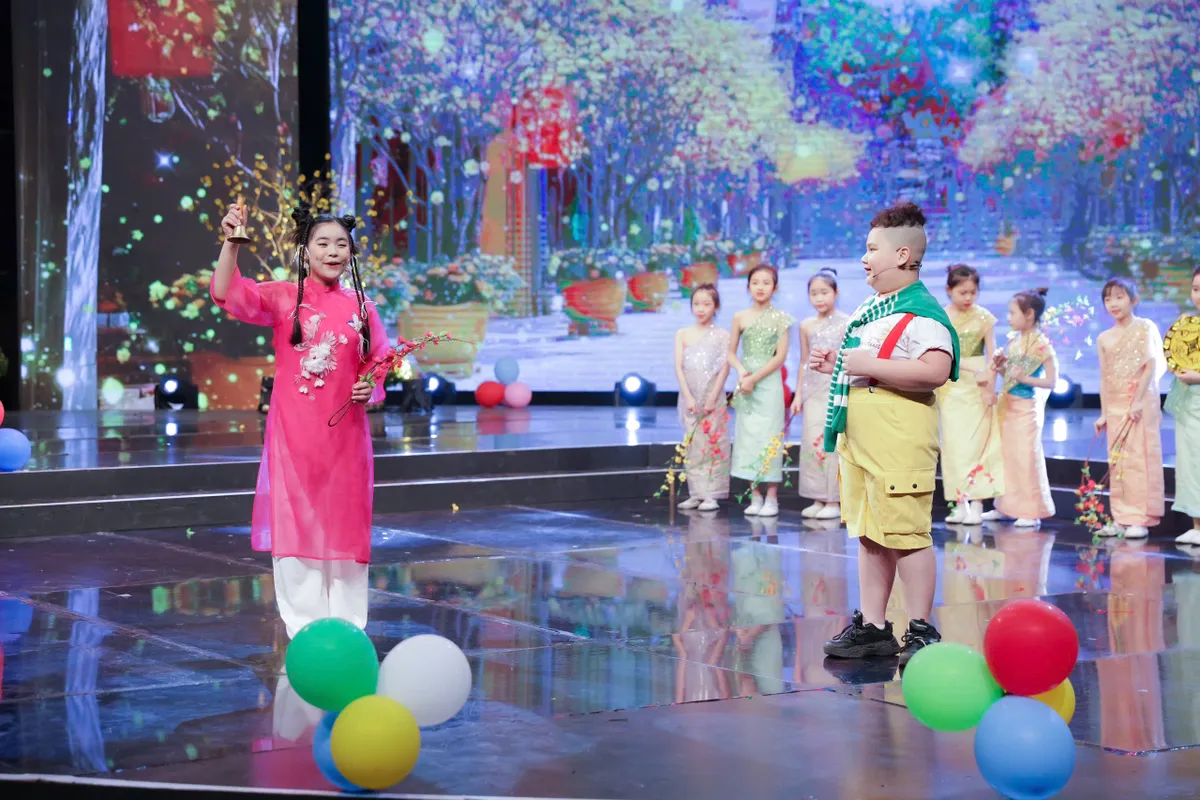 MC của Hoa vui ca bất ngờ trở th&agrave;nh diễn vi&ecirc;n trong Tết rộn r&agrave;ng khắp nơi - T&iacute;n vật năm mới - Ảnh 4.