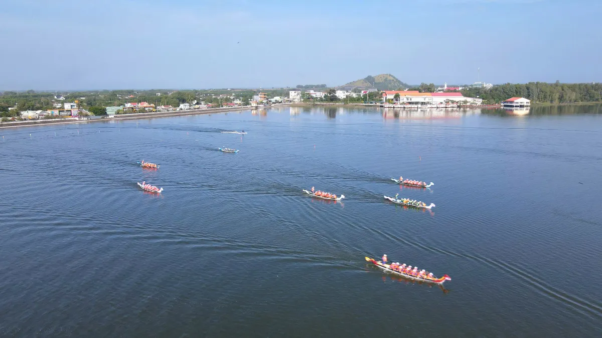 Bà Rịa - Vũng Tàu: Sôi nổi giải đua thuyền rồng huyện Xuyên Mộc - Ảnh 1.