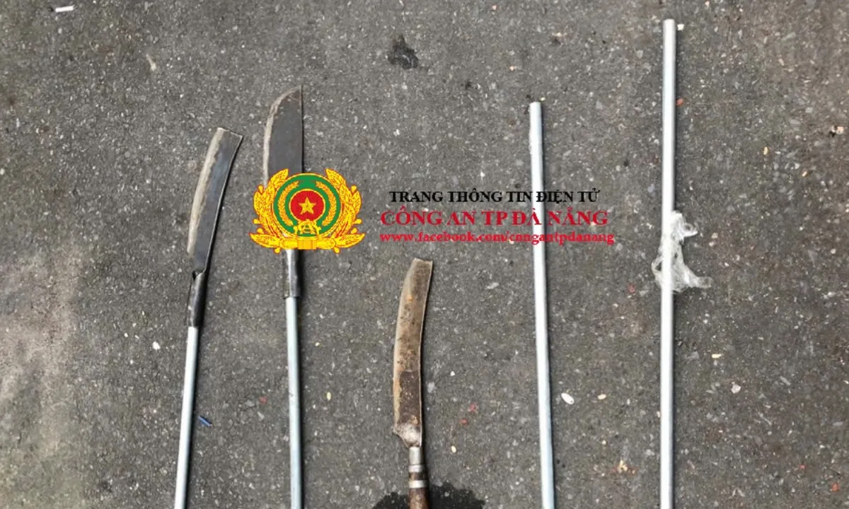 Khởi tố nhóm ‘’quái xế’’ mang hung khí gây rối trật tự đêm giao thừa - Ảnh 1.