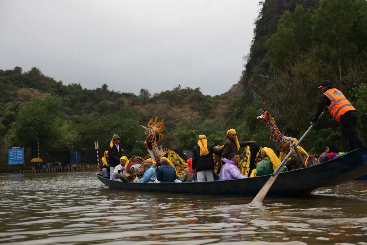 H&agrave; Nội ch&iacute;nh thức khai Hội Ch&ugrave;a Hương - Ảnh 8.