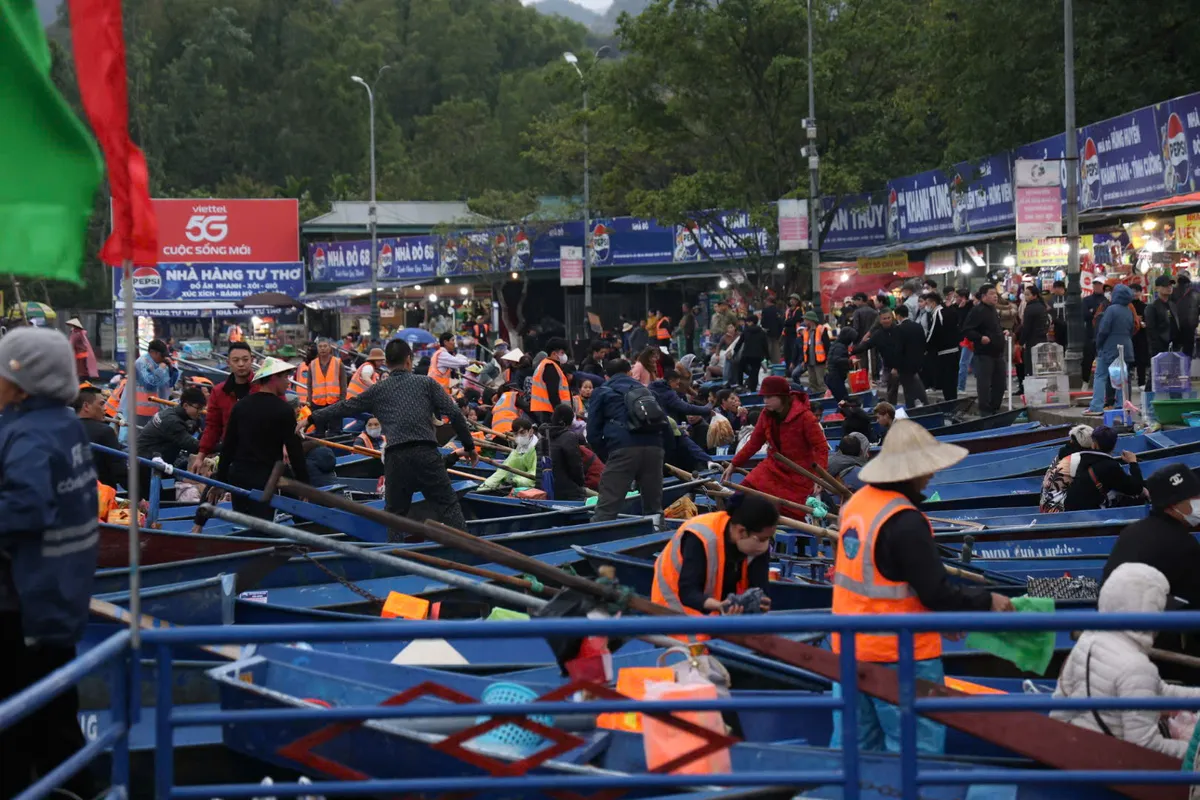 H&agrave; Nội ch&iacute;nh thức khai Hội Ch&ugrave;a Hương - Ảnh 6.