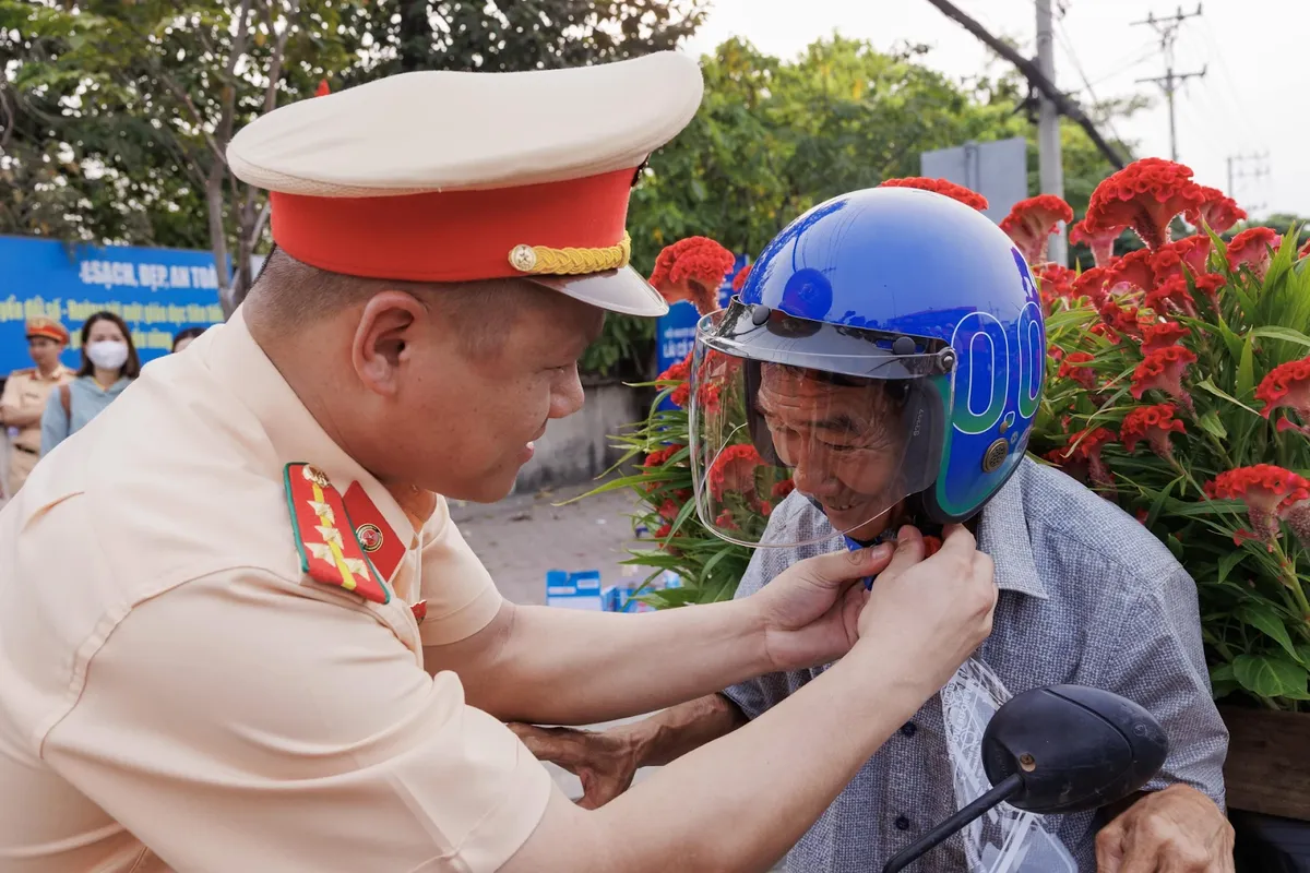 CSGT nỗ lực vì nhân dân “Lái xe trách nhiệm - Về nhà an toàn” dịp Tết Ất Tỵ ở TP. Hồ Chí Minh - Ảnh 3. CSGT nỗ lực vì nhân dân “Lái xe trách nhiệm - Về nhà an toàn” dịp Tết Ất Tỵ ở TP. Hồ Chí Minh - Ảnh 3.