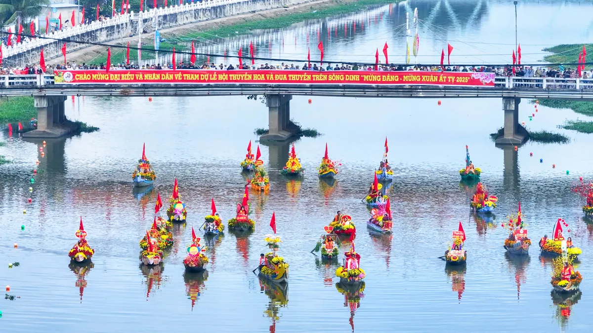 Ninh Hòa sôi động với Lễ hội thuyền hoa và đua thuyền trên sông Dinh - Ảnh 1.