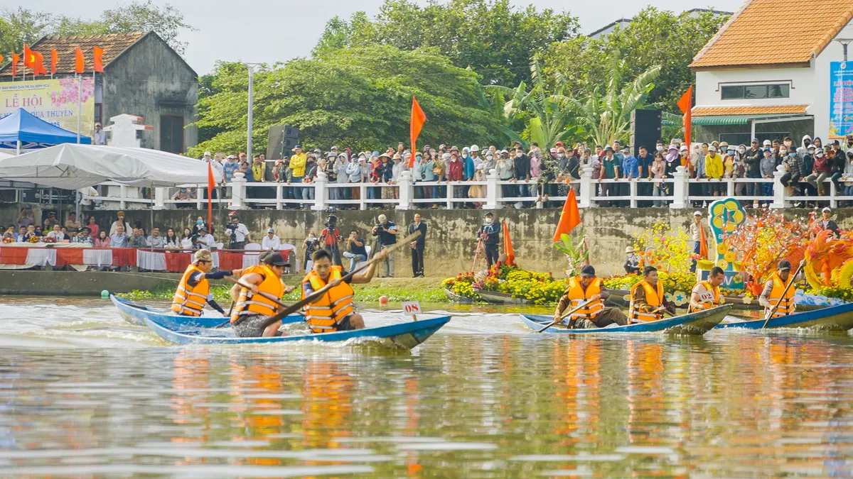 Ninh Hòa sôi động với Lễ hội thuyền hoa và đua thuyền trên sông Dinh - Ảnh 5.