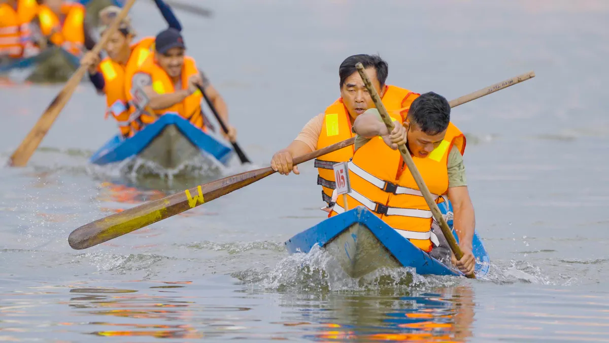 Ninh Hòa sôi động với Lễ hội thuyền hoa và đua thuyền trên sông Dinh - Ảnh 4.