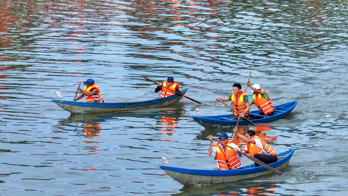 Ninh Hòa sôi động với Lễ hội thuyền hoa và đua thuyền trên sông Dinh - Ảnh 6.
