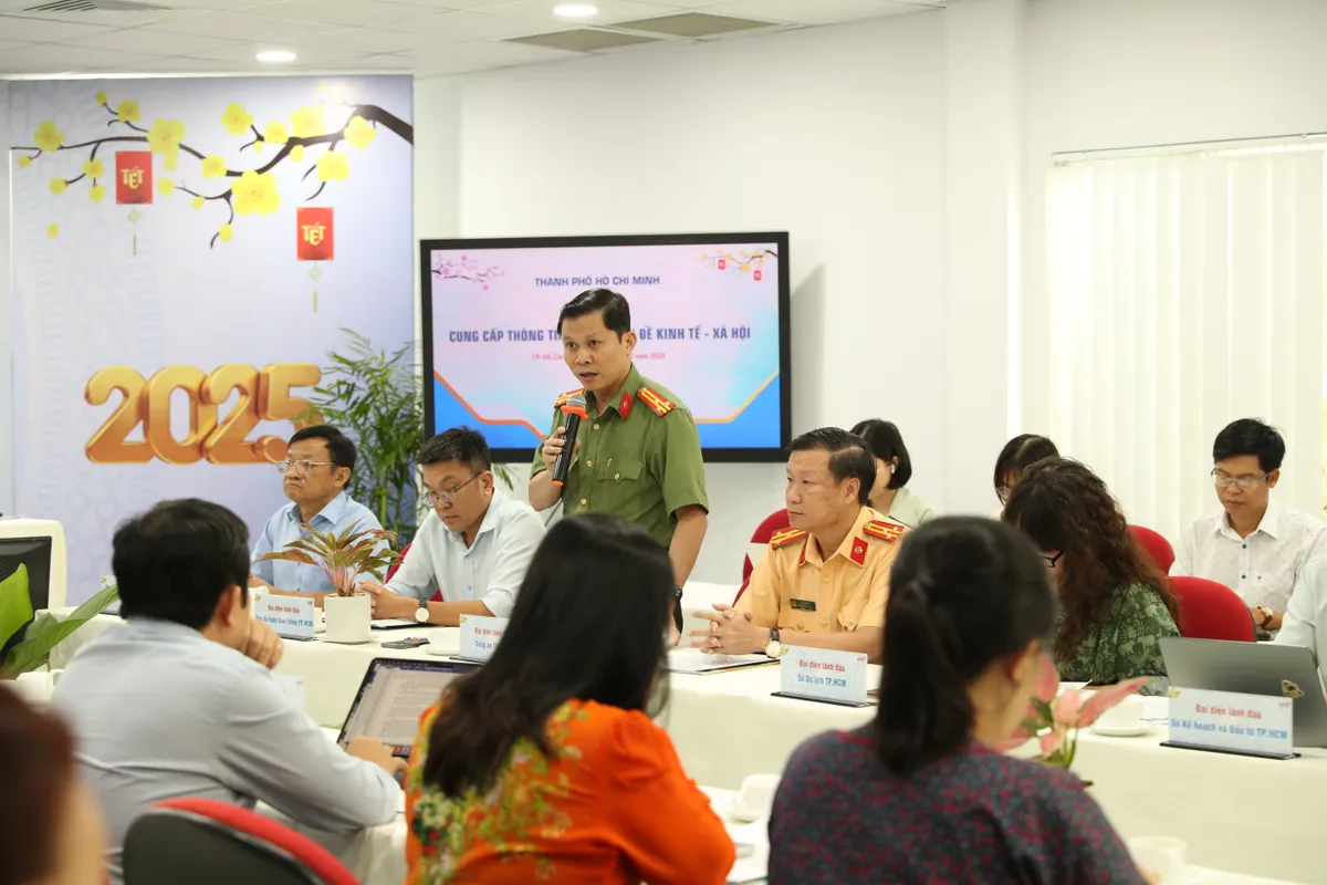TP Hồ Chí Minh: Người dân không còn leo lề, ngược chiều giờ tan tầm - Ảnh 1.
