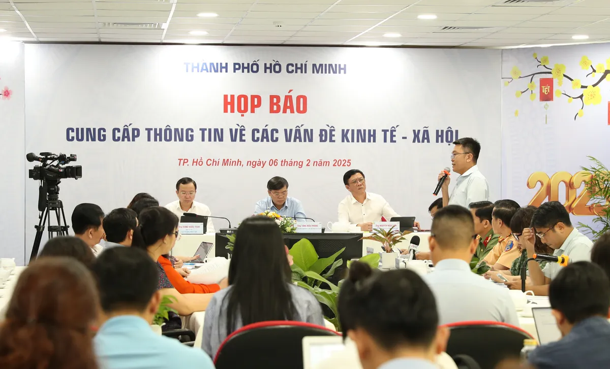TP Hồ Chí Minh: Người dân không còn leo lề, ngược chiều giờ tan tầm - Ảnh 2.