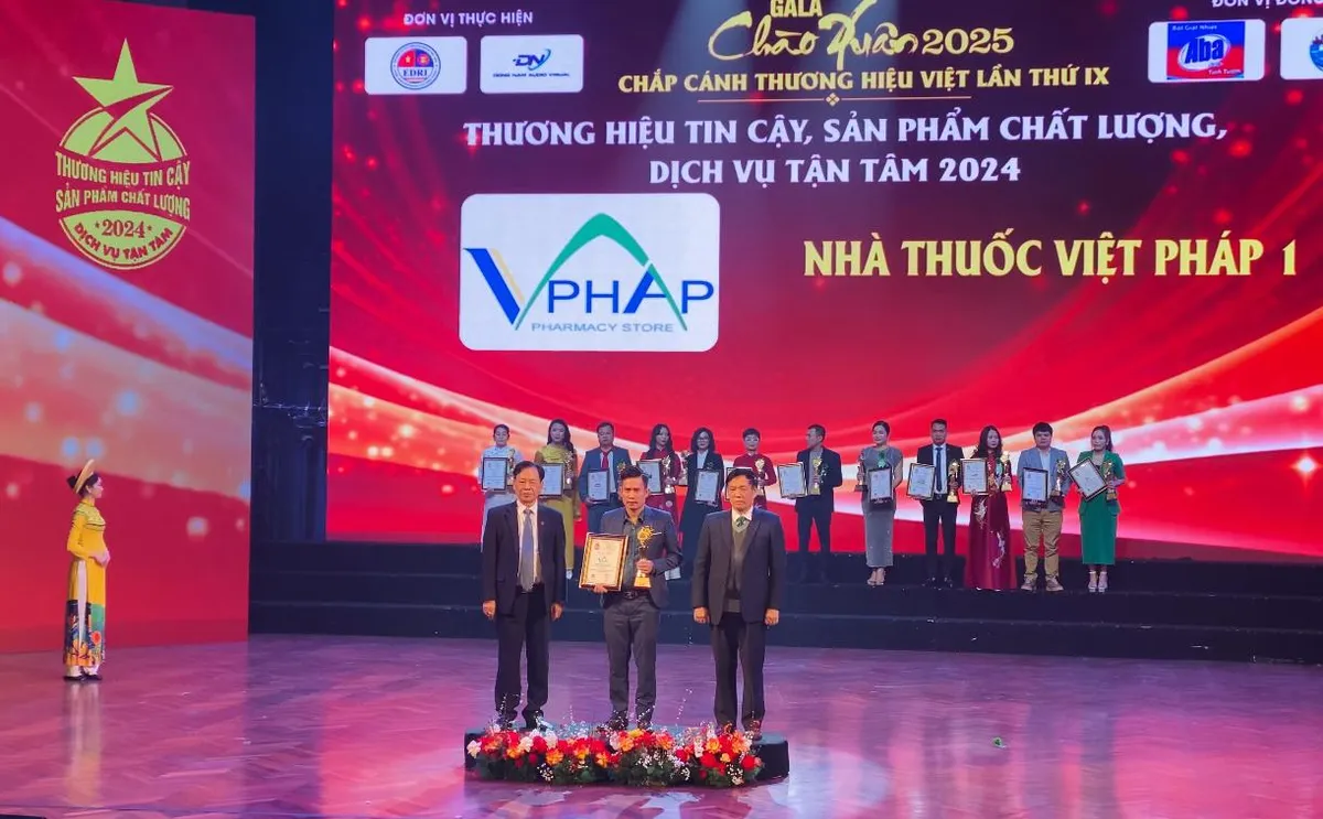 Nhà thuốc Việt Pháp 1 - Vinh danh Top 10 Thương hiệu tin cậy  - Ảnh 1.
