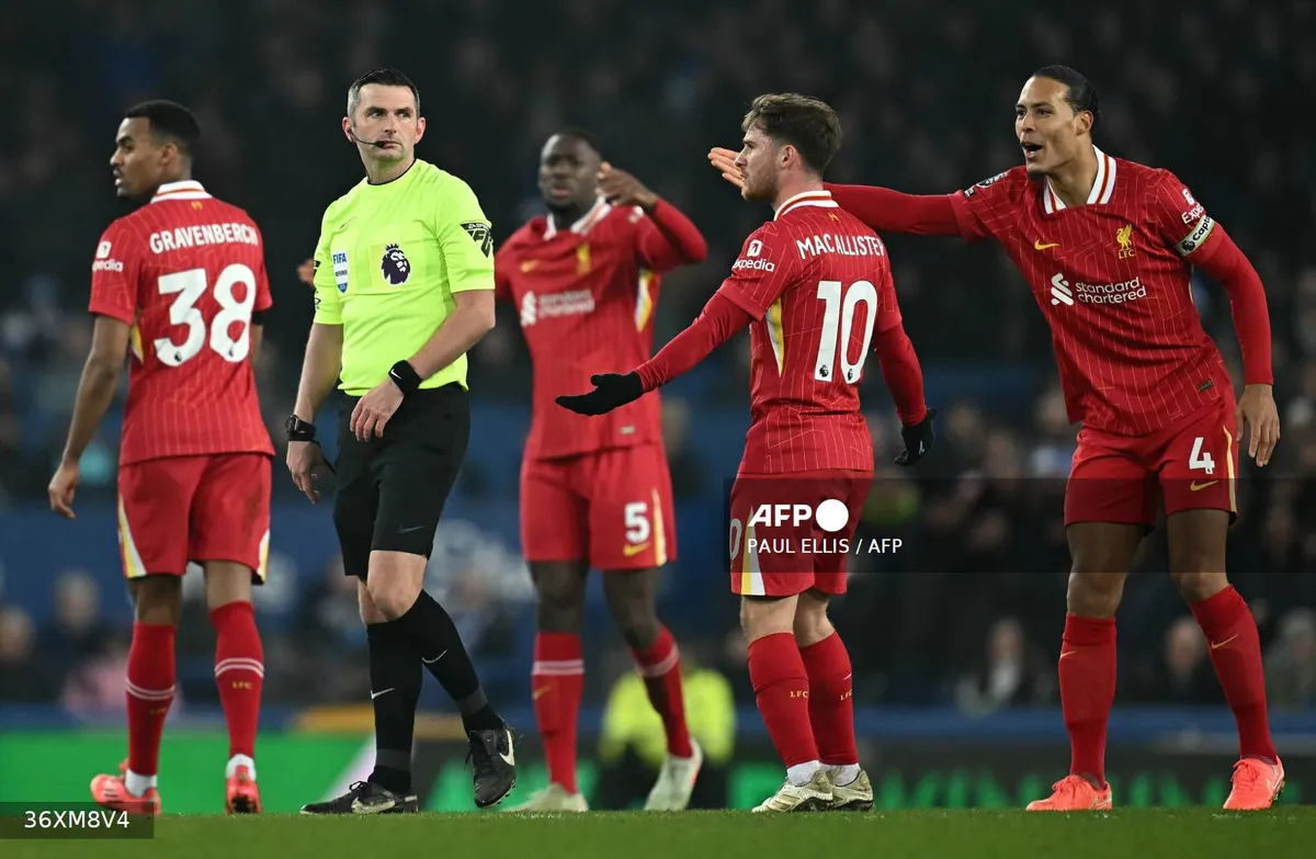 Van Dijk cho rằng trọng tài Michael Oliver đã mất kiểm soát - Ảnh 2.