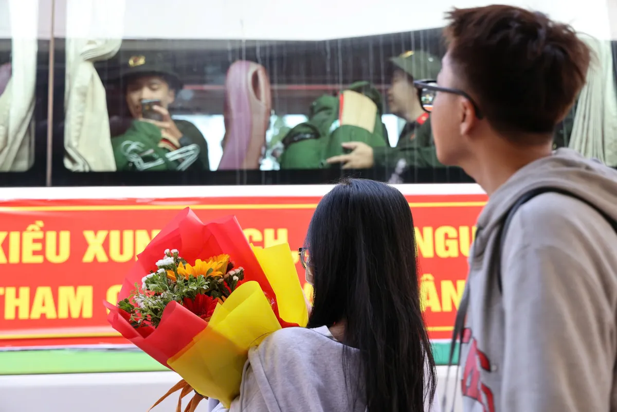Hơn 2.000 công dân ở Cần Thơ hăng hái lên đường nhập ngũ - Ảnh 9.