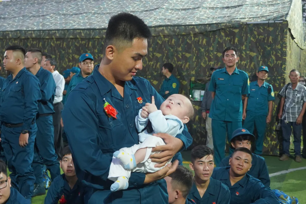 Hơn 2.000 công dân ở Cần Thơ hăng hái lên đường nhập ngũ - Ảnh 4.