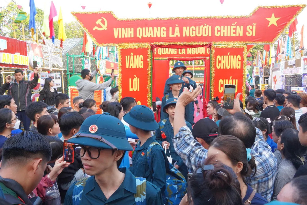 Hơn 2.000 công dân ở Cần Thơ hăng hái lên đường nhập ngũ - Ảnh 3.