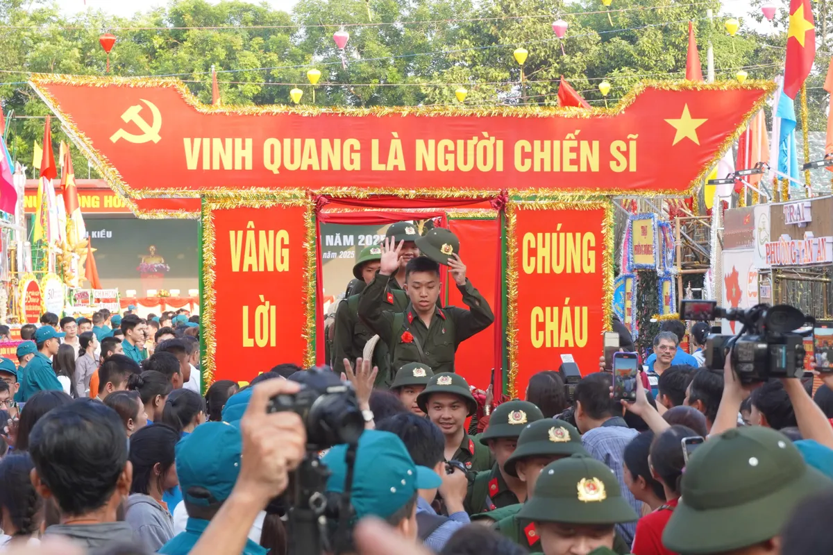 Hơn 2.000 công dân ở Cần Thơ hăng hái lên đường nhập ngũ - Ảnh 2.